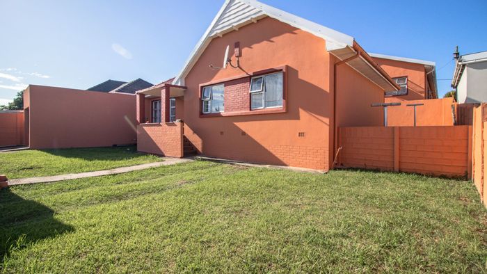 Rosemount House For Sale: Income-generating property with multiple rental units and garages.