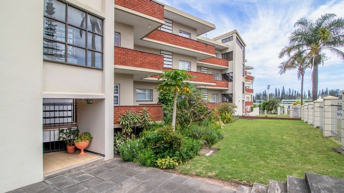 Baysville Apartment For Sale: 2 Bedrooms, sea views, pool, braai area, laundry.