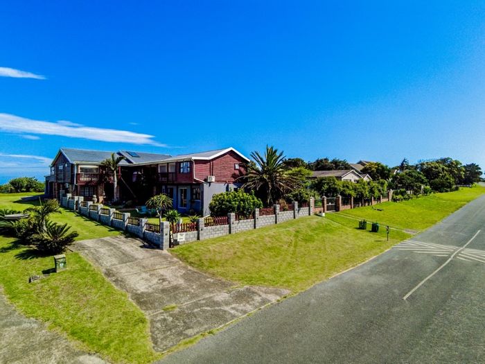 Kaysers Beach Central House For Sale: Sea views, flatlets, entertainment area, double garage.