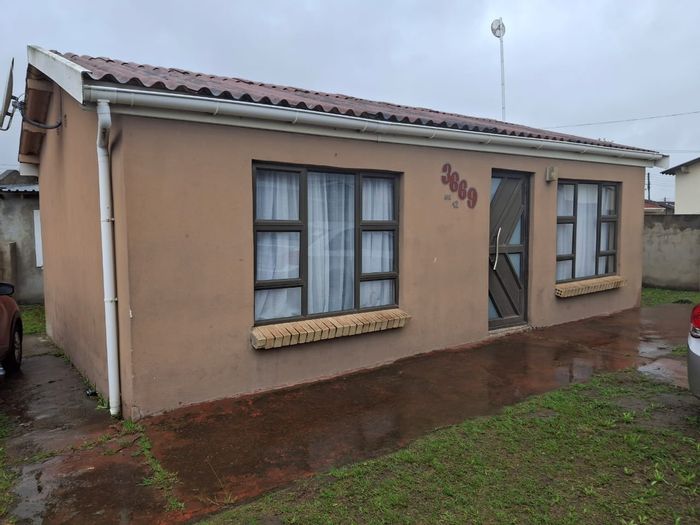 For Sale: House in Mdantsane with 4 rooms, flat, and secure parking.