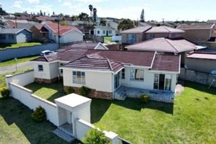 For Sale: House in Sunnyridge Ext 3 with 4 bedrooms, flat, and ocean views.