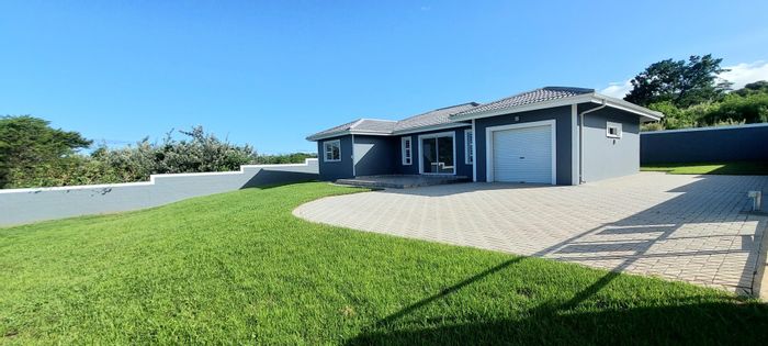 New house for sale in Cintsa East: 3 bedrooms, sea views, spacious garden.