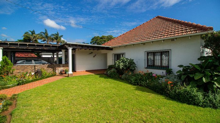 For Sale: 3-bedroom house in Vincent with pool, deck, and ample parking.