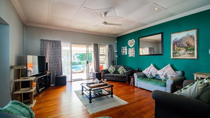 For Sale: 3-bedroom house in Vincent with pool, deck, and ample parking.