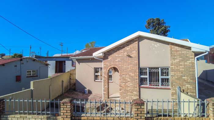 4 Bedroom House For Sale in Mdantsane with flats and double carport.
