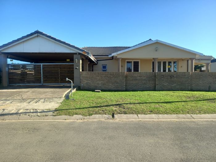 For Sale: Spacious Berlin house with pool, 4 bedrooms, and entertainment areas.