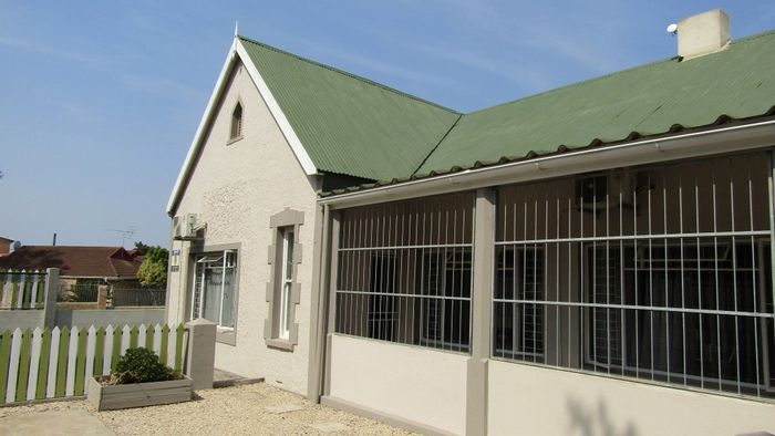For Sale: Versatile Office in Humansdorp Central with 7 offices, garden flat, ample parking.