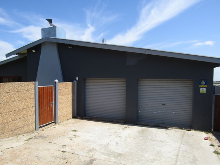 For Sale: 4-bedroom house in Humansdorp Central with pool, garage, and security.