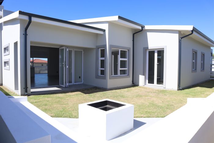 Aston Bay House For Sale: 3 Bedrooms, indoor/outdoor braai, study, double garage.