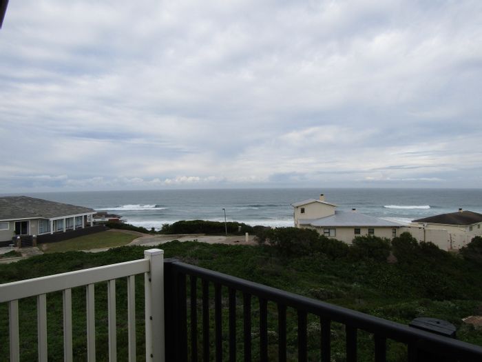 Versatile multi-unit house in Oyster Bay Central, ideal for rentals and family living.