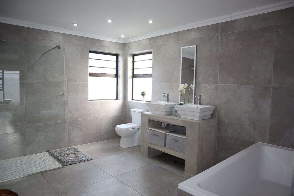 Main Bedroom's Bathroom - Down Stairs