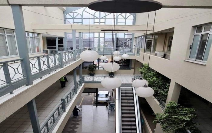 Klein Windhoek Office For Sale: Flexible layout, secure parking, and nearby amenities.