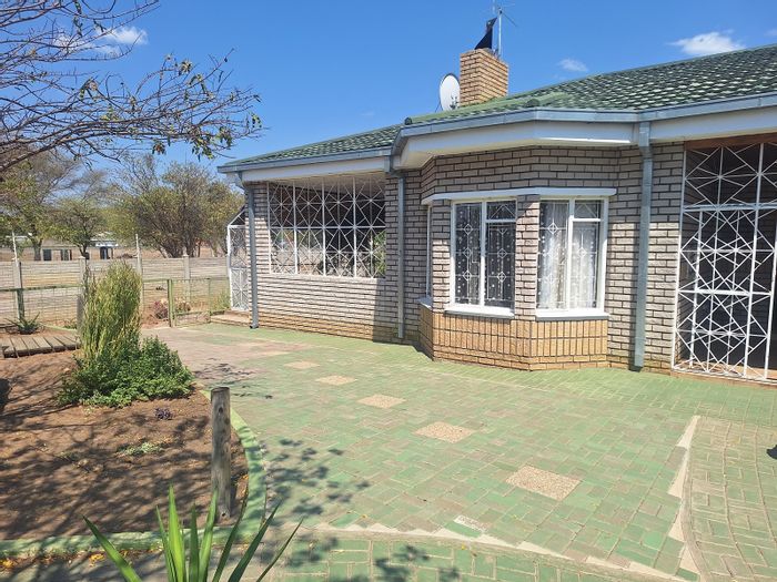 For Sale: House in Okahandja Central with spacious yard, 3 bedrooms, and security features.