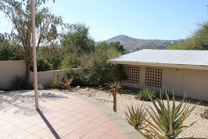 Klein Windhoek House For Sale: 4 bedrooms, flat, pool, and spacious erf.