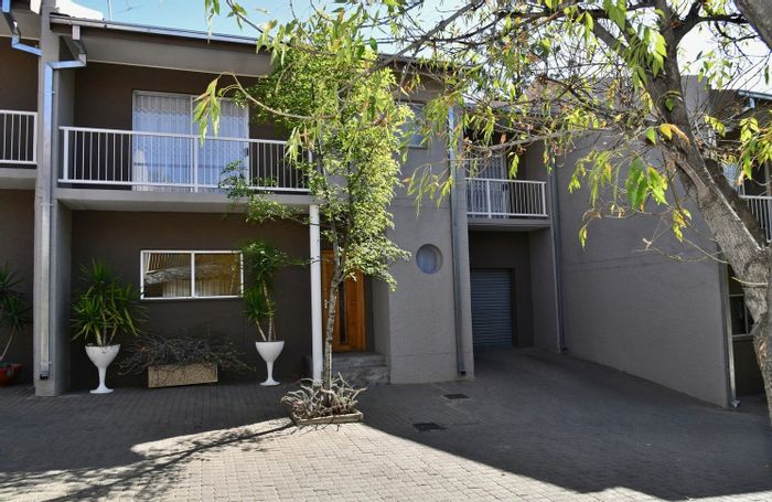 Klein Windhoek Townhouse For Sale: 3 Bedrooms, courtyard, garage, secure complex.