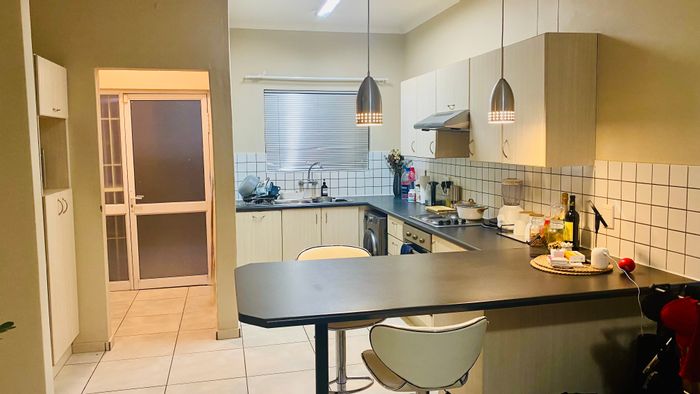 Klein Windhoek Apartment For Sale: 1-bedroom, secure complex, rental income potential.