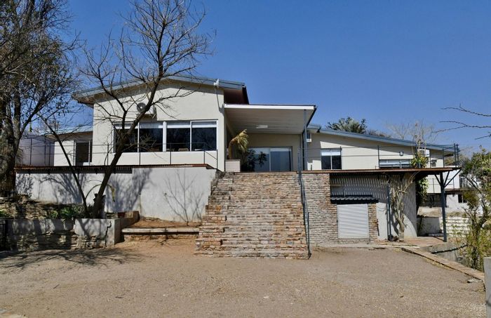 Klein Windhoek House For Sale: 3 en-suite bedrooms, pool, bachelor flats, panoramic views.