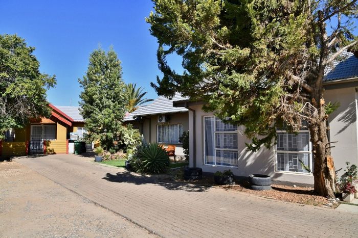 Pioneers Park House For Sale: Spacious home with pool, lapa, and two flats.