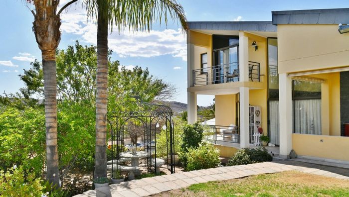 Klein Windhoek House For Sale: 4 bedrooms, pool, flat, and ample entertaining space.