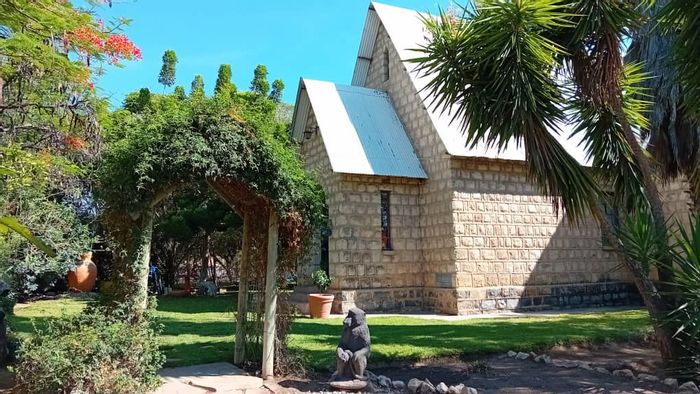 Historic House in Grootfontein Central For Sale: 3 Bedrooms, Pool, Garden, Parking.