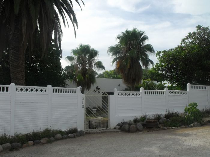 For Sale: House in Grootfontein Central with spacious yard and ample parking.