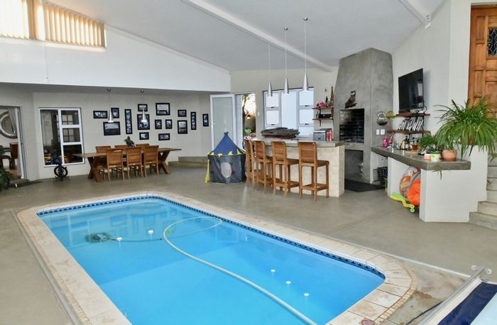 Hochland Park House For Sale: Indoor pool, boma, spacious erf, security features.