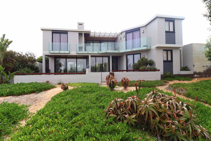 For Sale: Spacious House in Vineta with Ocean Views, Flat, and Garages.