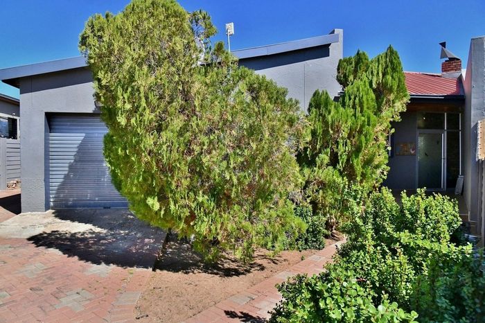 To Rent: House in Pioneers Park with housekeeper, security, and uncapped WiFi.