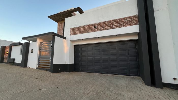 Kleine Kuppe House To Rent: 3 Bedrooms, Balconies, Office, Double Garage, City Views.