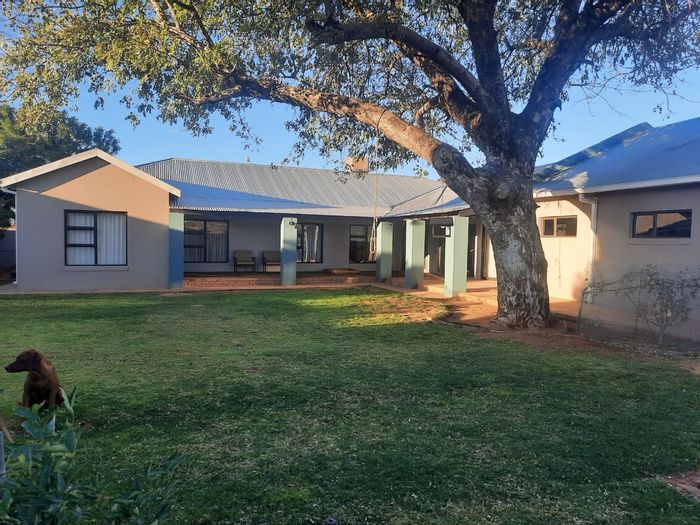 Tsumeb Central House For Sale: 4 bedrooms, indoor BBQ, secure access, fiber internet.