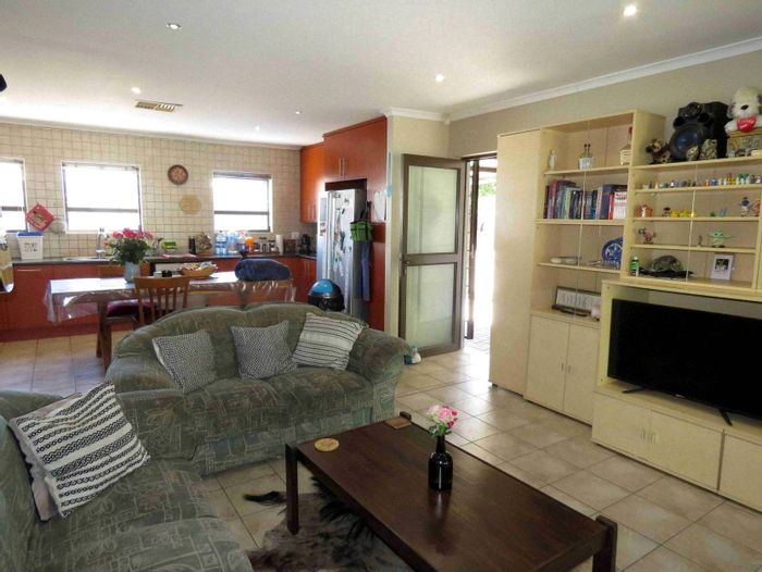 Kleine Kuppe Townhouse For Sale: 3 Bedrooms, courtyard, garage, close to Grove Mall.