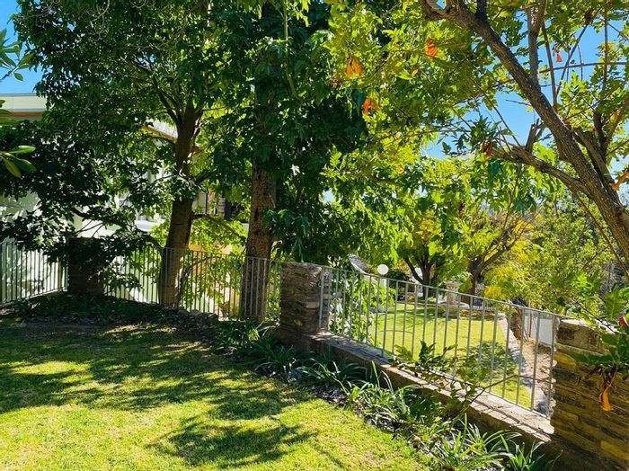 Klein Windhoek House For Sale: Borehole, pool, jacuzzi, and scenic views.