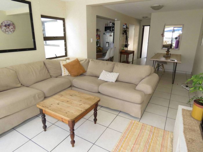 Kleine Kuppe Townhouse For Sale: 3 beds, garage, air conditioning, security features.