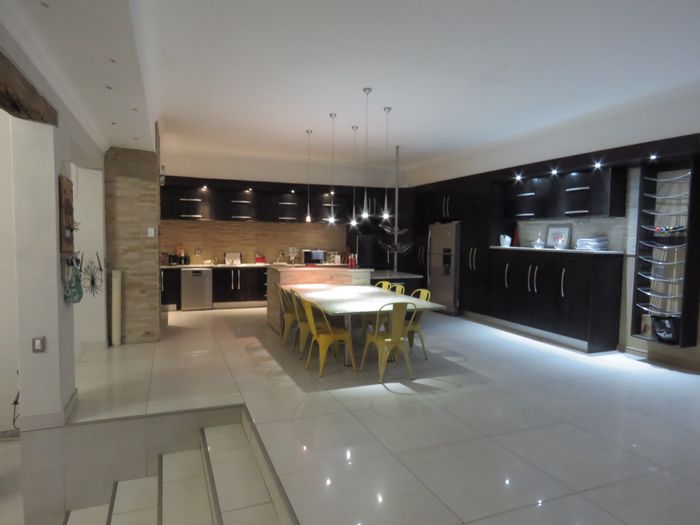 Spacious 5-bedroom house with pool, flat, and ample parking in Pioneers Park. For Sale.