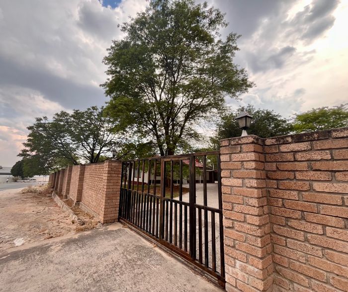 Family-friendly house in Grootfontein Central with courtyard, shaded yard, and parking. For Sale.