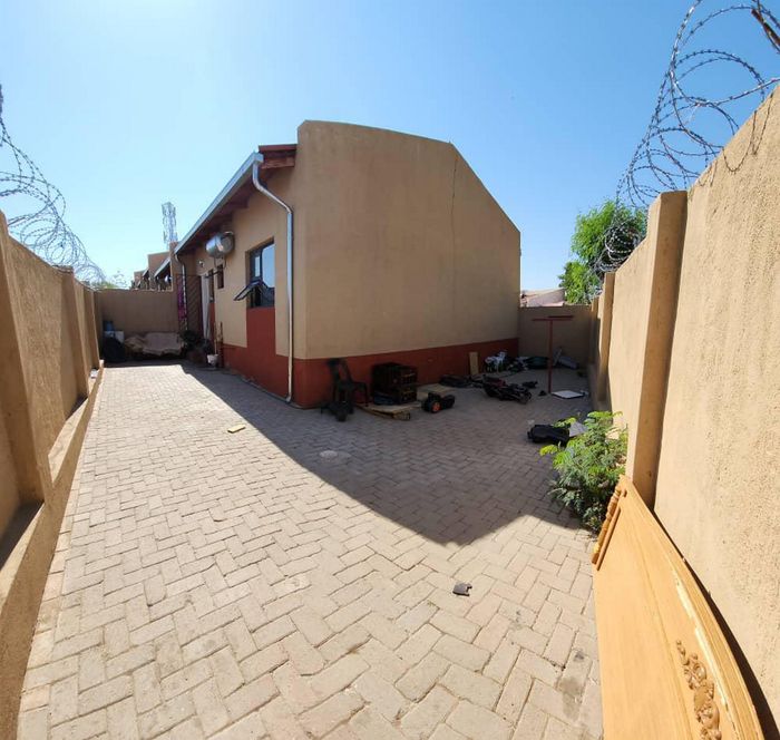 Wanaheda Townhouse For Sale: 2 Bedrooms, Parking, Near Amenities and Services.