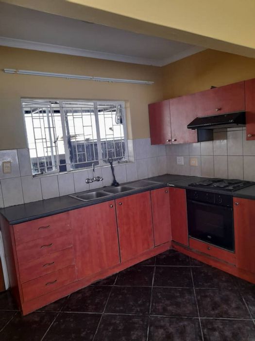 Rocky Crest Apartment For Sale: 3 Bedrooms, Courtyard, Parking, and Lounge Area.