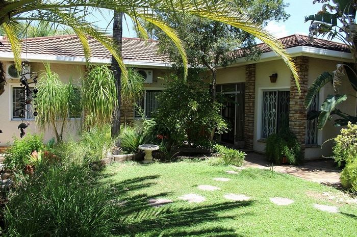 Klein Windhoek House For Sale: Multiple dwellings, pool, and ample parking available.