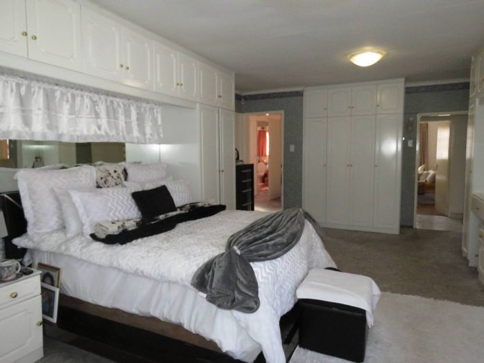 Hochland Park House For Sale: 5 bedrooms, guest flat, hobby room, double garage.
