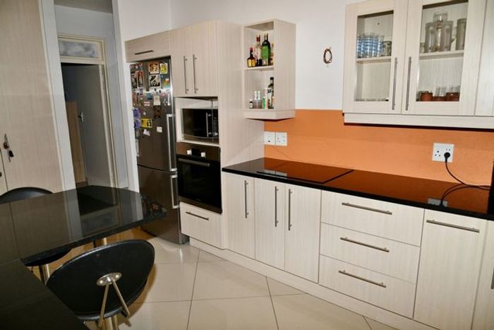 Pioneers Park Apartment For Sale: 3 Bedrooms, garage, courtyard, near shopping center.