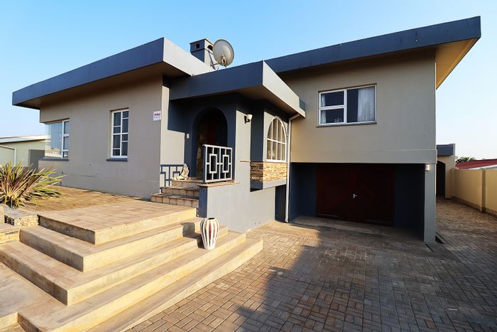 Vineta House For Sale: 2 bedrooms, flat, garages, near shops and beach.