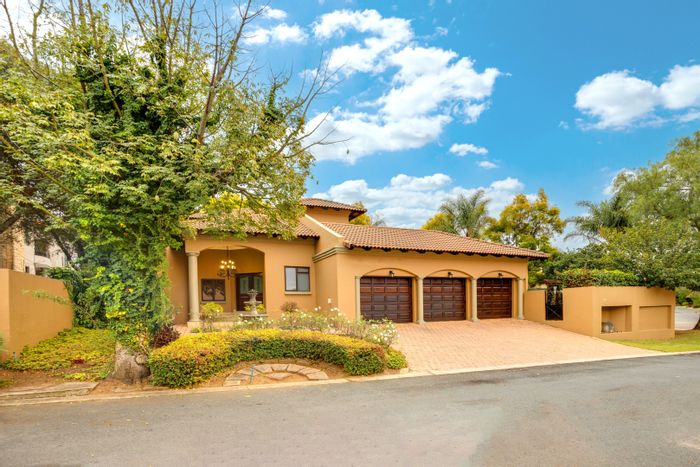 For Sale: House in Dainfern Golf Estate with 5 beds, pool, and golf access.