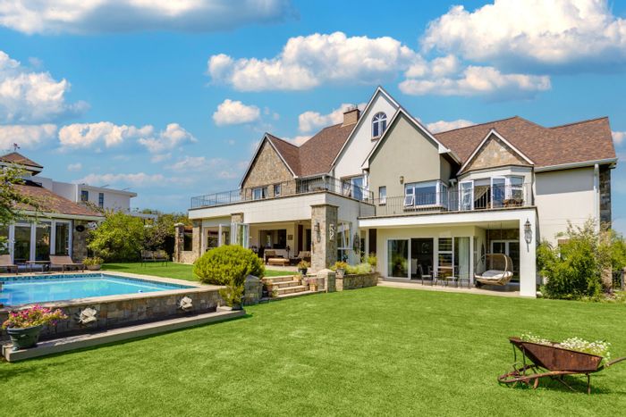 House To Rent in Steyn City: 4 en-suite bedrooms, pool, golf course access.