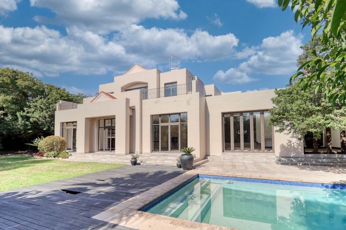 Spacious 6-bedroom house with pool, bar, and golf cart parking in Dainfern Golf Estate. To Rent.