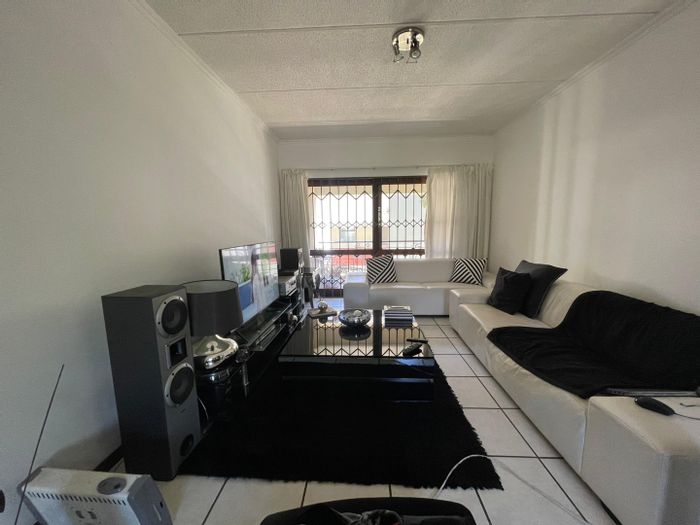 Lonehill Apartment To Rent: 2 Bedrooms, balcony, open plan kitchen, covered parking.