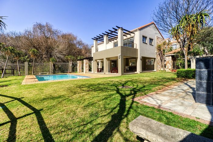 Paulshof Apartment For Sale: 1 Bed, secure complex, pool, clubhouse, fibre ready.