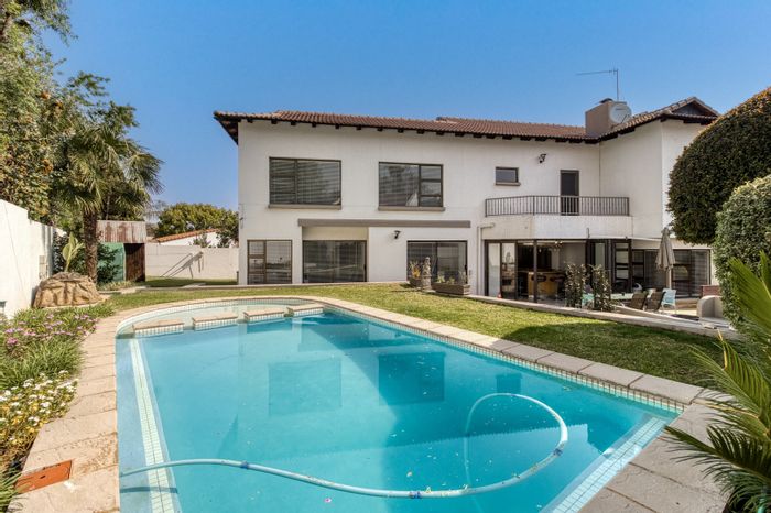 For Sale: House in Fourways Gardens with 6 bedrooms, bar, and outdoor entertainment.