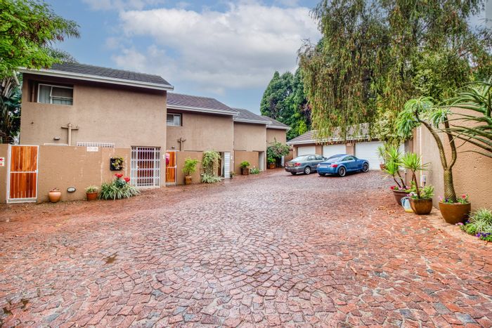 Douglasdale Cluster For Sale: 3 beds, garden, patio, secure complex near park.
