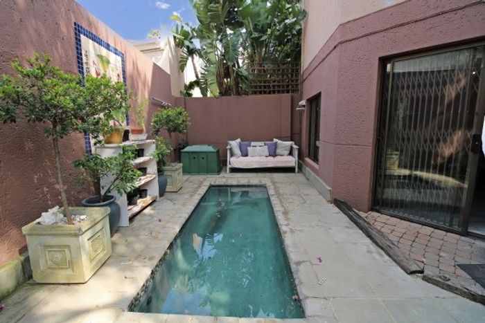 For Sale: Townhouse in Magaliessig with garden, splash pool, and entertainment area.