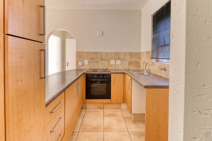 Lonehill Apartment For Sale: 1 bed, 1 bath, near Fourways Mall, covered parking.